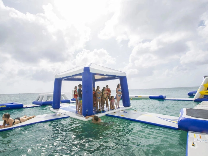 Muelle flotante con carpa