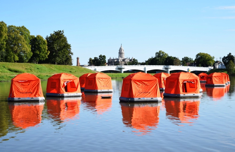 Barraca de acampamento flutuante na água