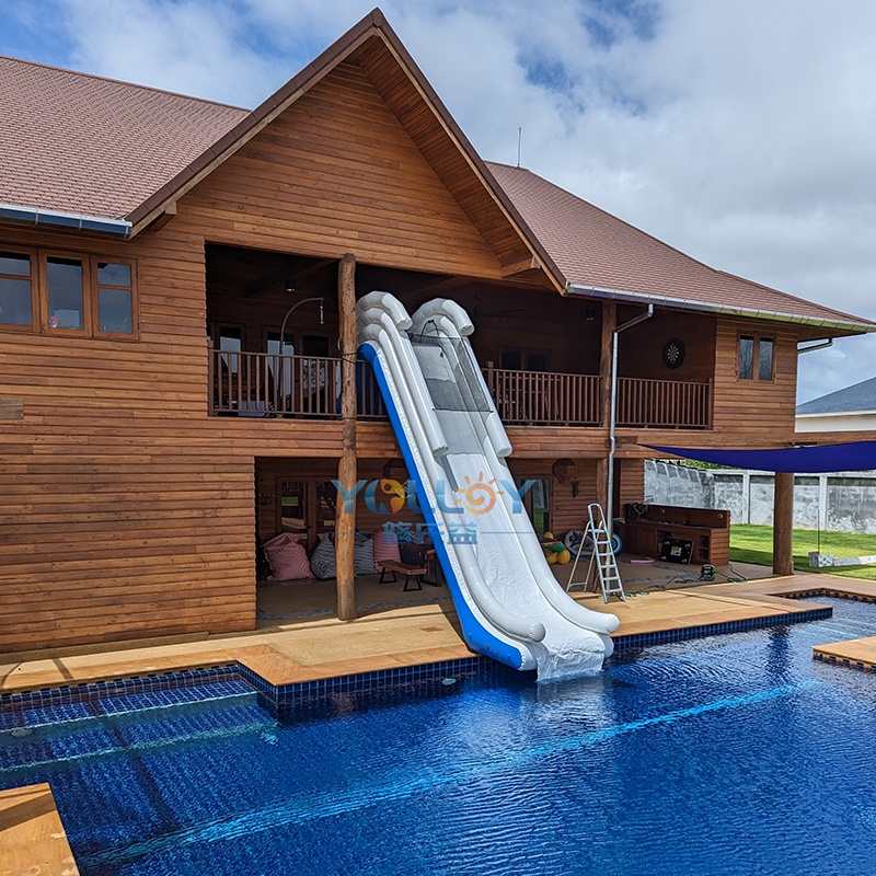 Tobogã inflável inflável para piscina na varanda da casa