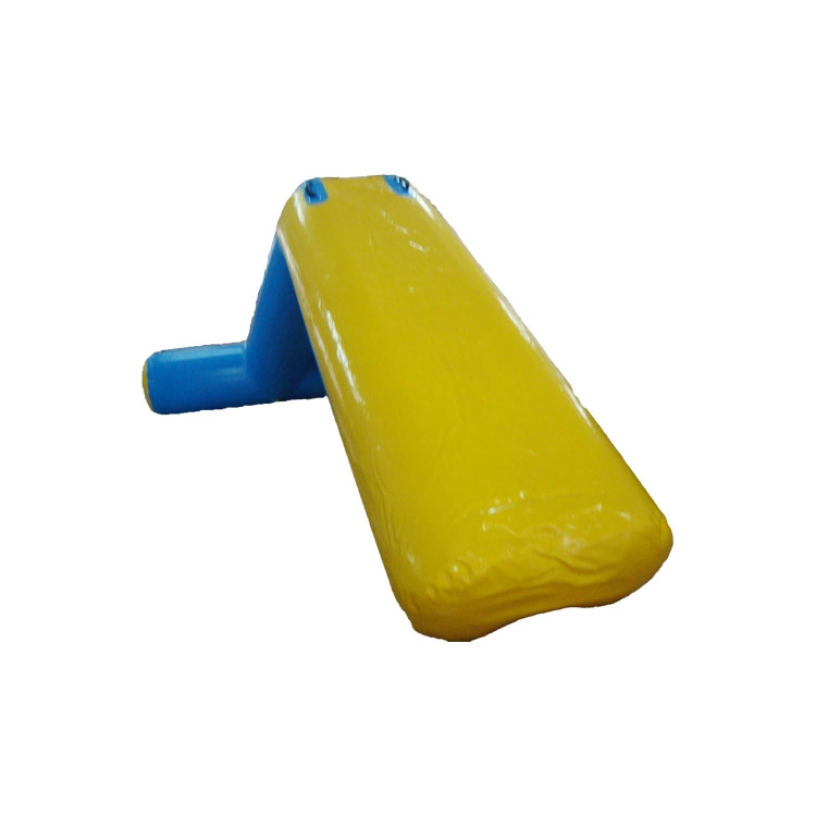 Tobogán acuático inflable flotante con pared de escalada (5)