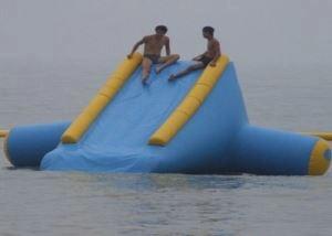 Mini toboganes inflables para deportes acuáticos en el lago para niños (8)