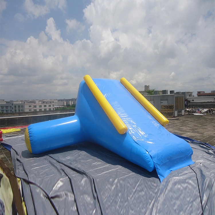 Mini toboganes inflables para deportes acuáticos en el lago para niños (4)