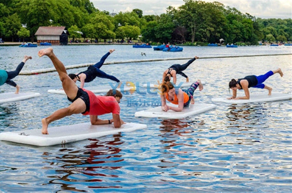 melakukan yoga di danau