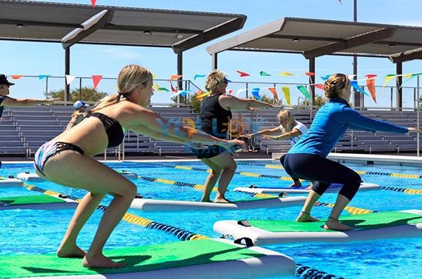 faire du yoga au bord de la piscine