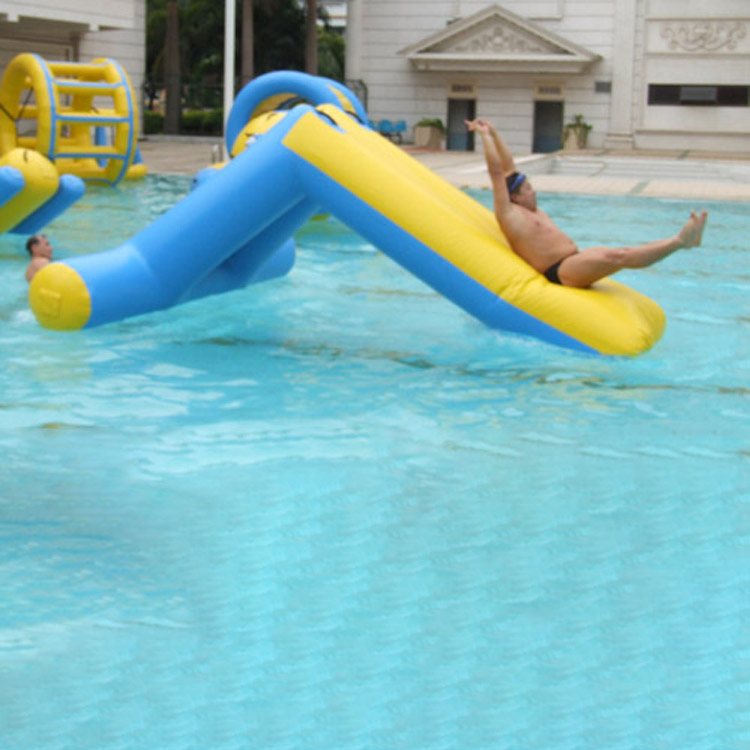 Aufblasbare schwimmende Wasserrutsche mit Kletterwand (2)