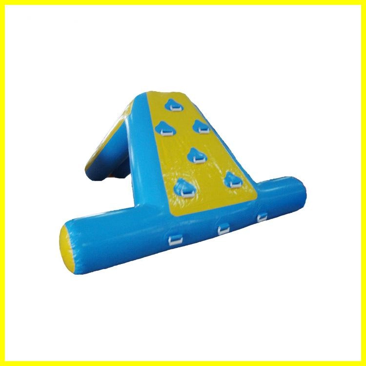 Tobogán acuático inflable flotante con pared de escalada