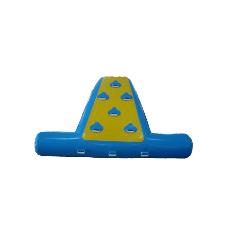 Tobogán acuático inflable flotante con pared de escalada (4)