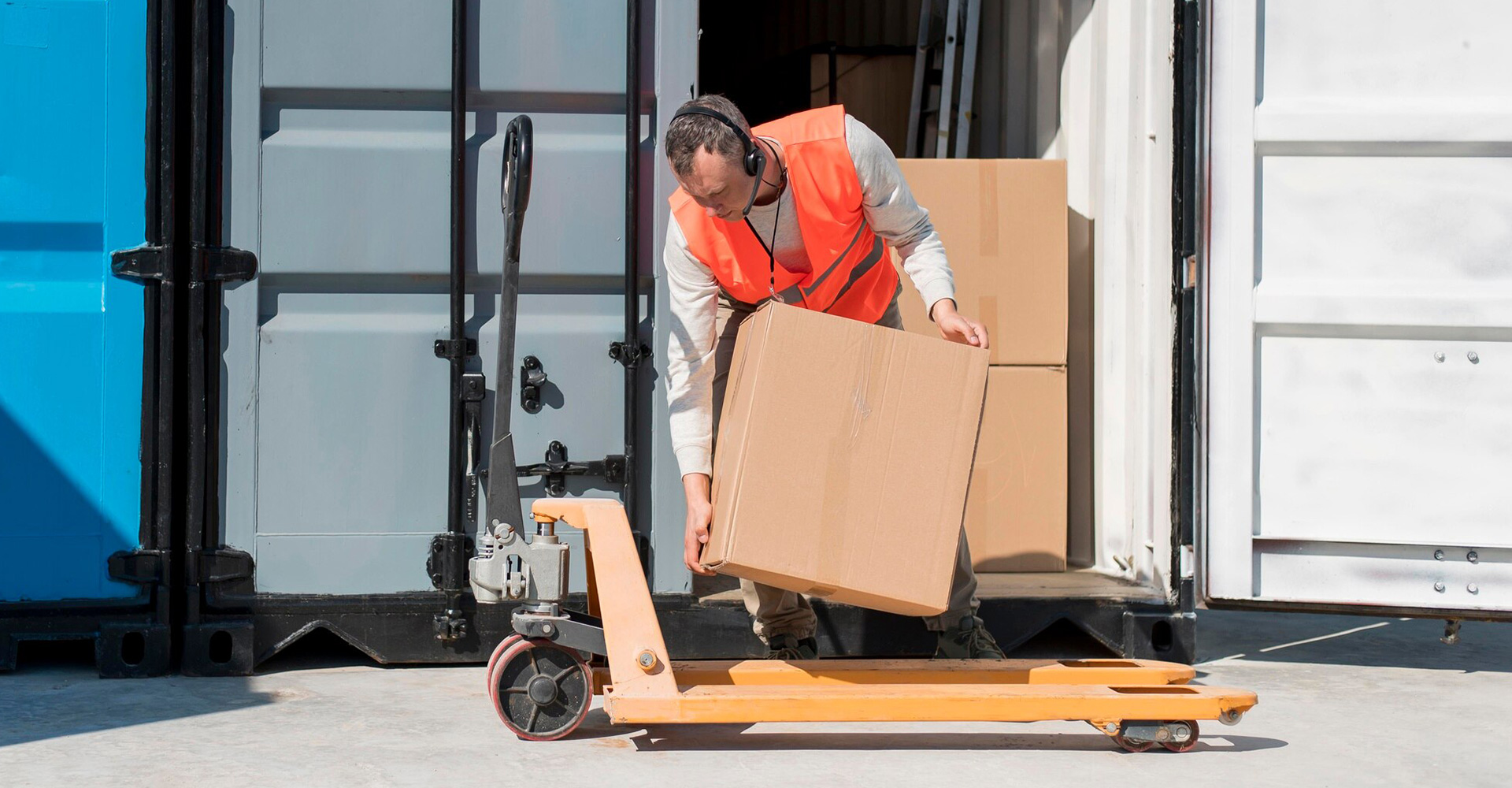 full-shot-man-carrying-box_23-2148902571