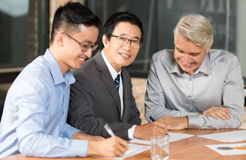 man-positive-business-asian-meeting_1262-2420