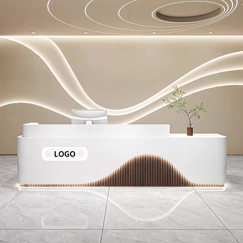 مكتب استقبال عصري مع نقش شعار وخدمات تصميم شخصية. خطوط أنيقة وتشطيبات راقية تُضفي لمسةً مميزةً على مساحتك - مي يي