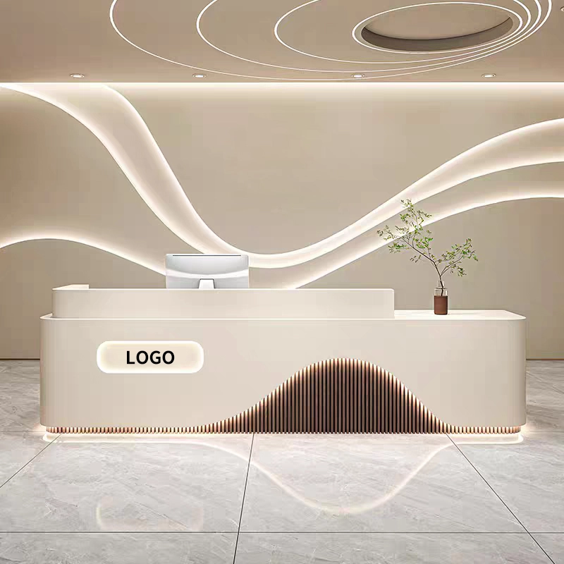 مكتب استقبال عصري مع نقش شعار وخدمات تصميم شخصية. خطوط أنيقة وتشطيبات راقية تُضفي لمسةً مميزةً على مساحتك - مي يي