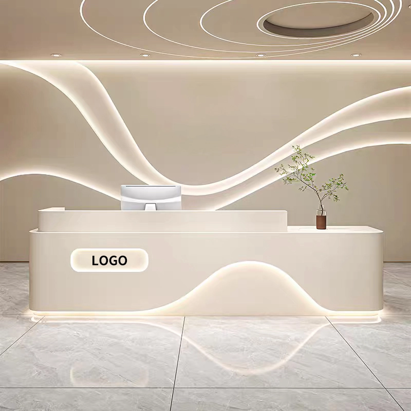 مكتب استقبال عصري مع نقش شعار وخدمات تصميم شخصية. خطوط أنيقة وتشطيبات راقية تُضفي لمسةً مميزةً على مساحتك - مي يي