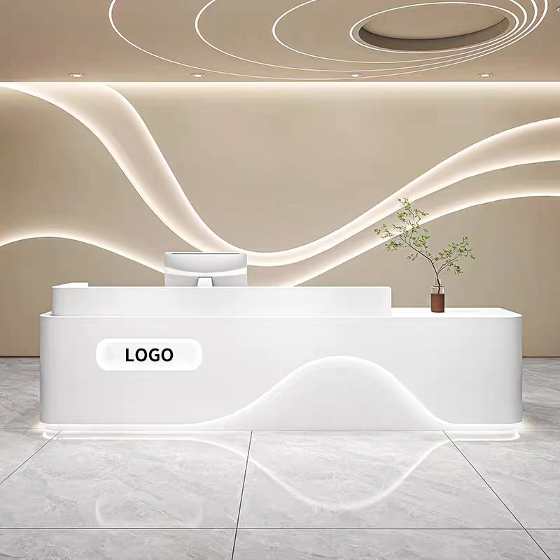 مكتب استقبال عصري مع نقش شعار وخدمات تصميم شخصية. خطوط أنيقة وتشطيبات راقية تُضفي لمسةً مميزةً على مساحتك - مي يي