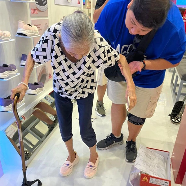 best walking shoes for older ladies