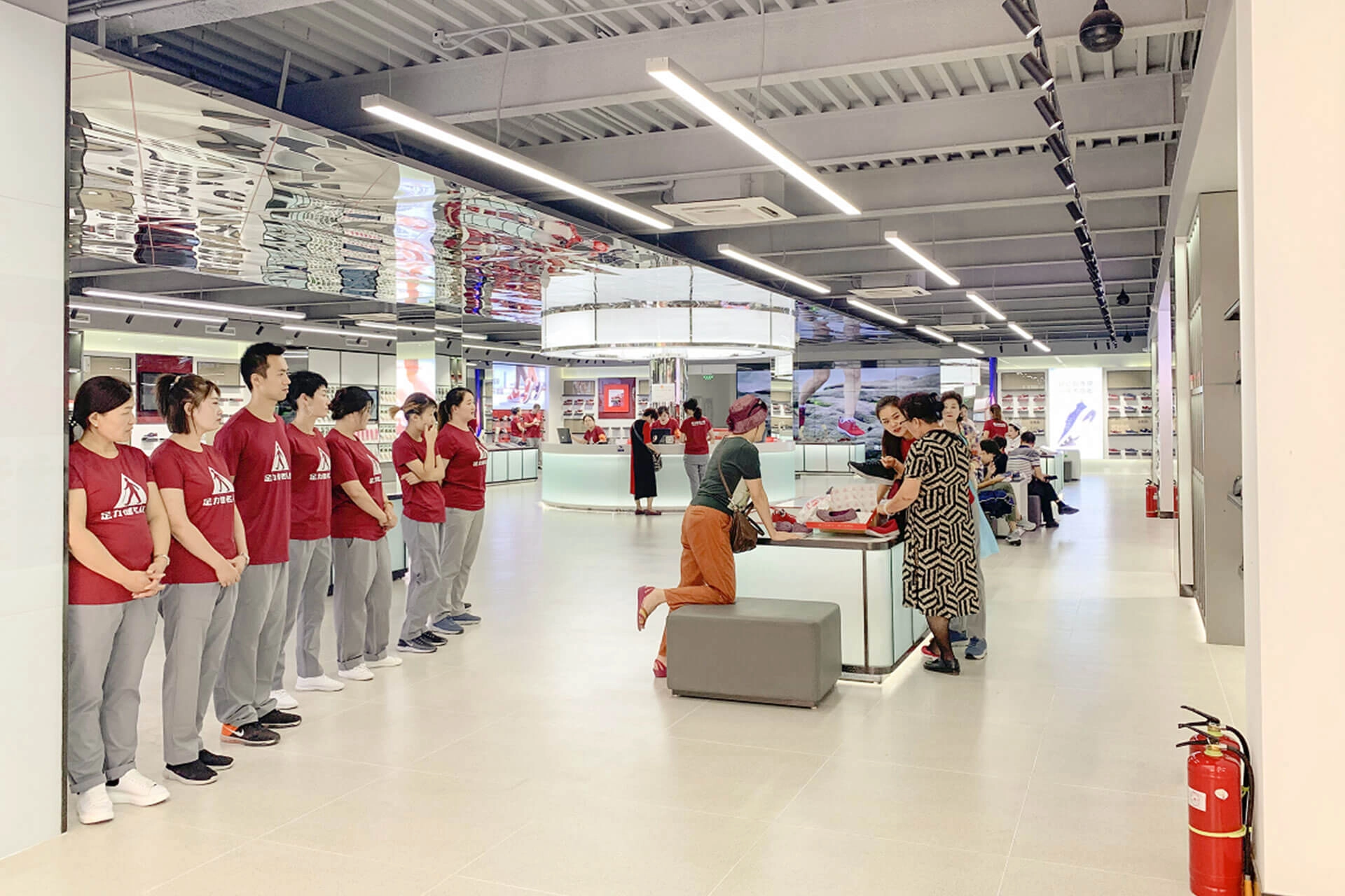 Senior Shoes Specialist Store in Wangfujing (3)