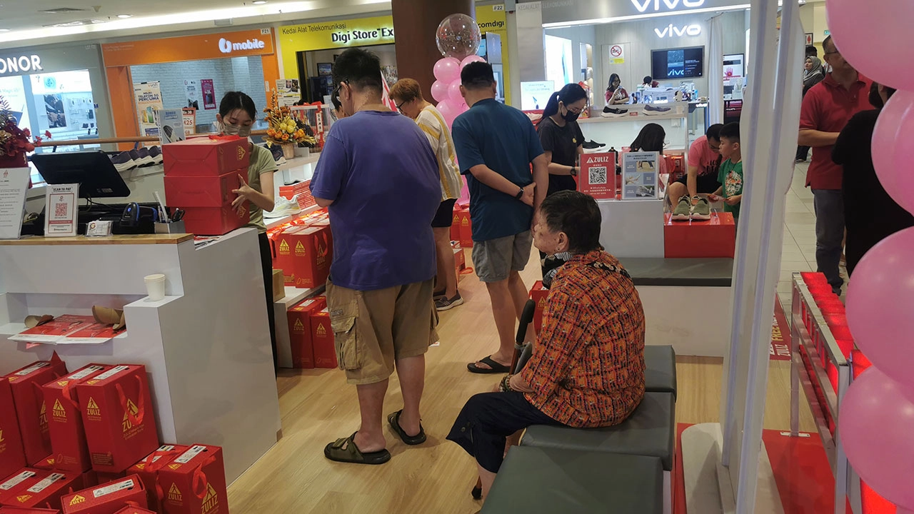 ZULIZ senior shoes retail environment