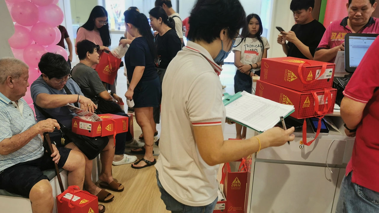 ZULIZ franchise store product presentation