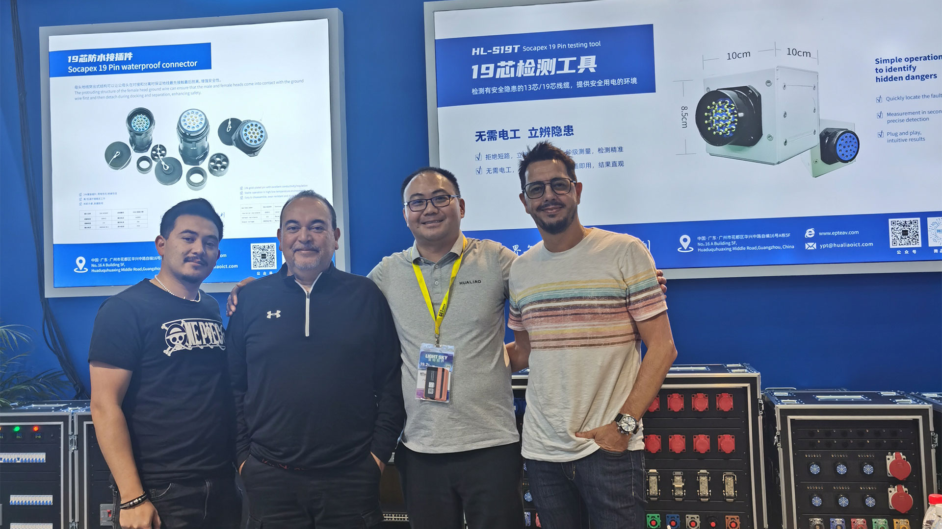 2024-Guangzhou-Getshow-took-a-group-photo-with-customers-from-X2-countries