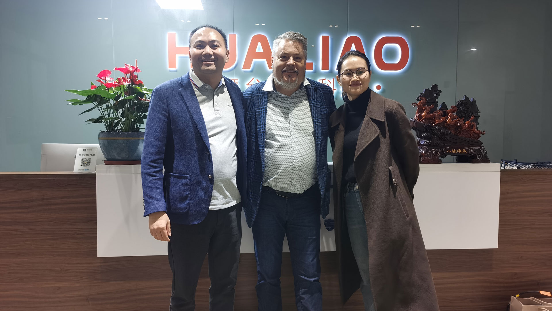 2024-Guangzhou-Getshow-took-a-group-photo-with-X23=country-customers