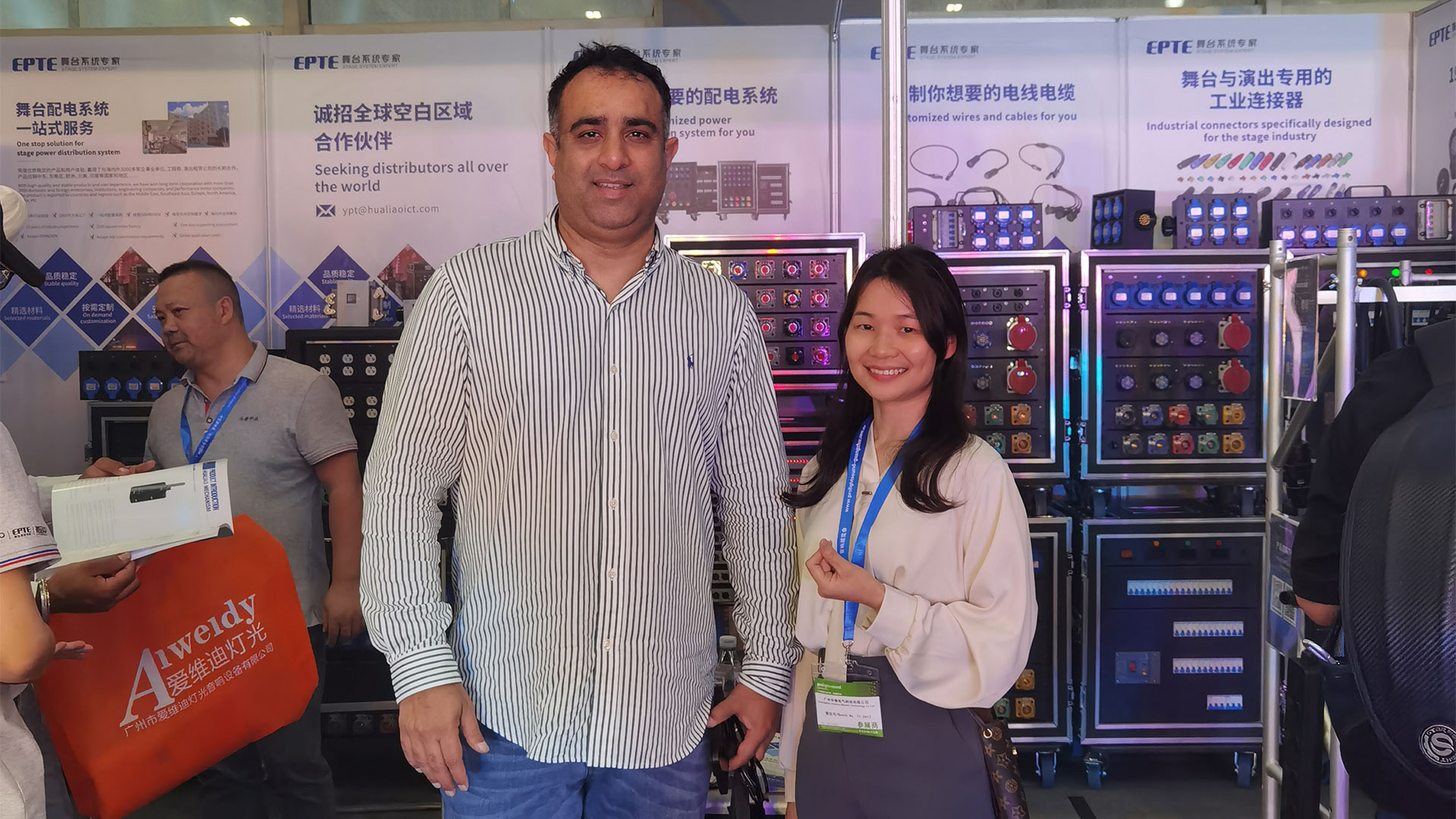2024-Guangzhou-Prolight+sound-took-a-group-photo-with-a-customer-from-India