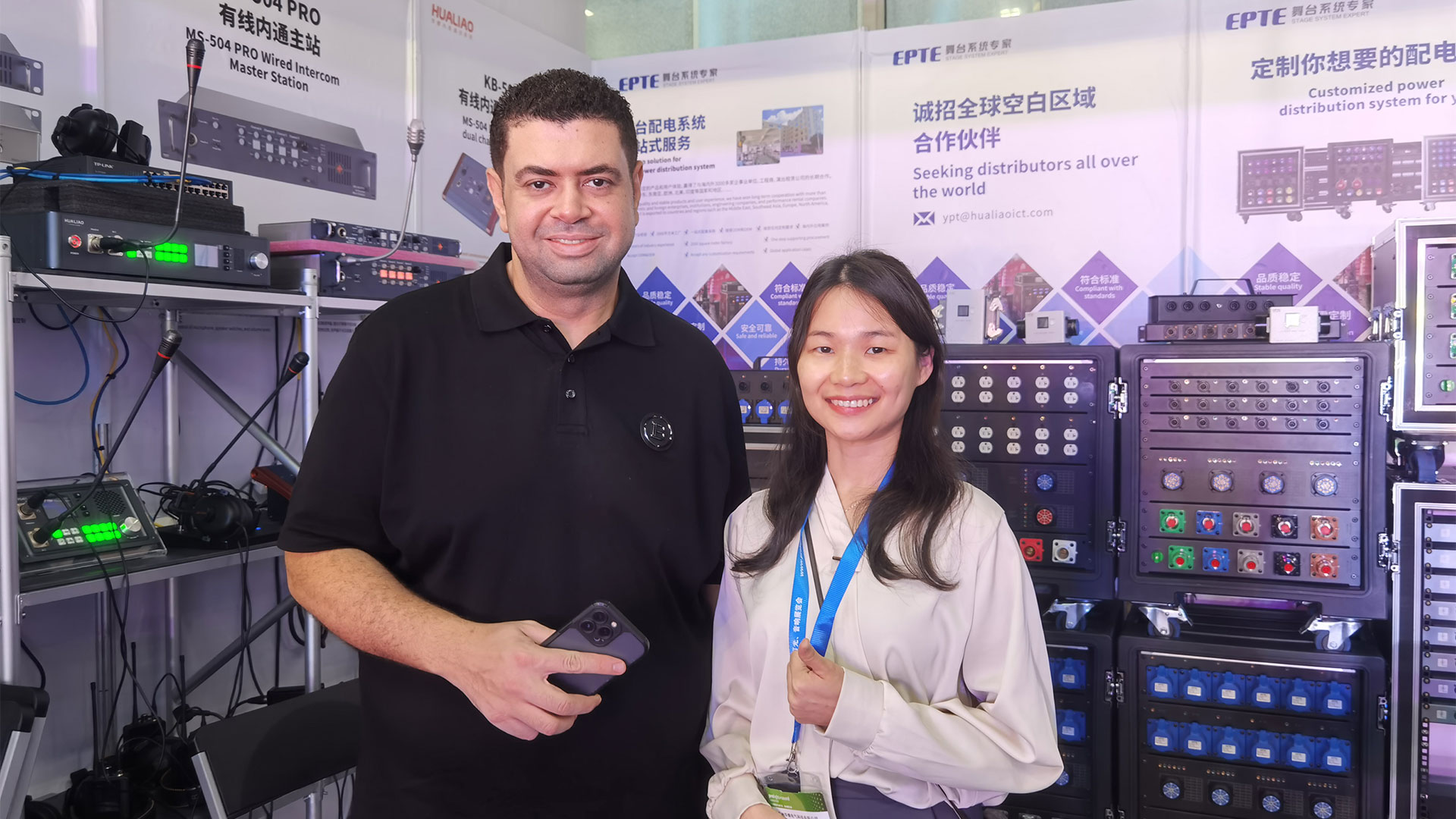 2024-Guangzhou-Prolight+sound-took-a-group-photo-with-Dubai-customers
