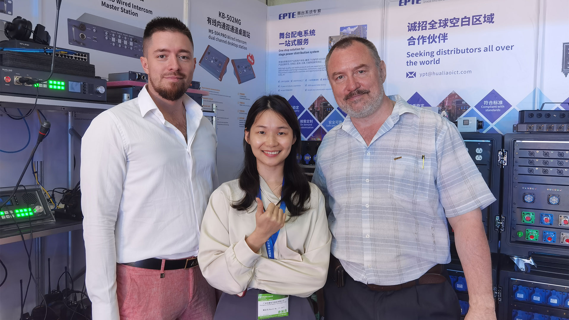 2024-Guangzhou-Prolight+sound-took-a-group-photo-with-French-customers