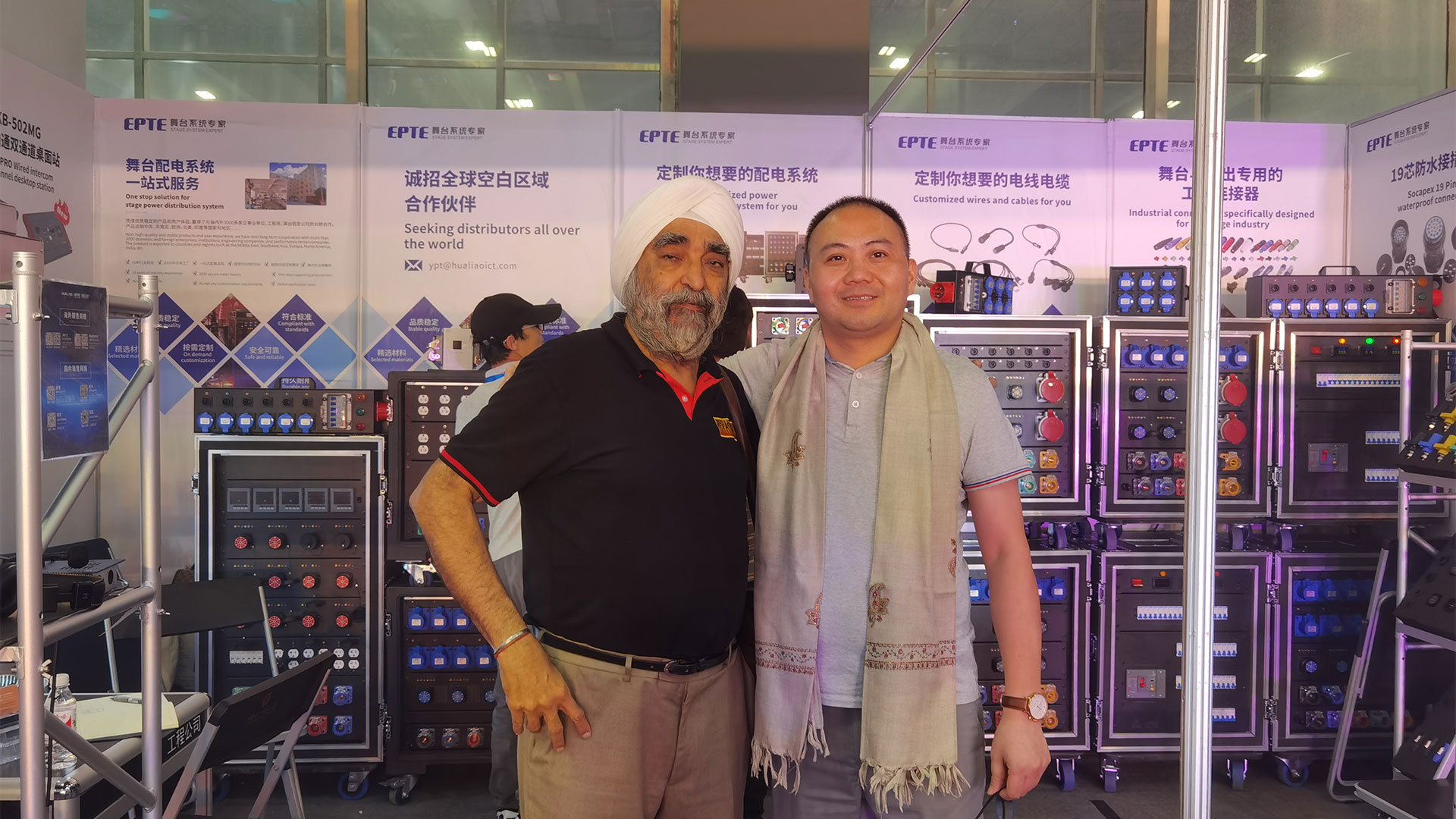 2024-Guangzhou-Prolight+sound-took-a-group-photo-with-Indian-customers-(3)