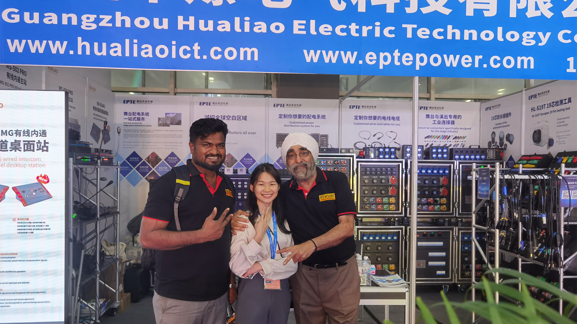 2024-Guangzhou-Prolight+sound-took-a-group-photo-with-Indian-customers