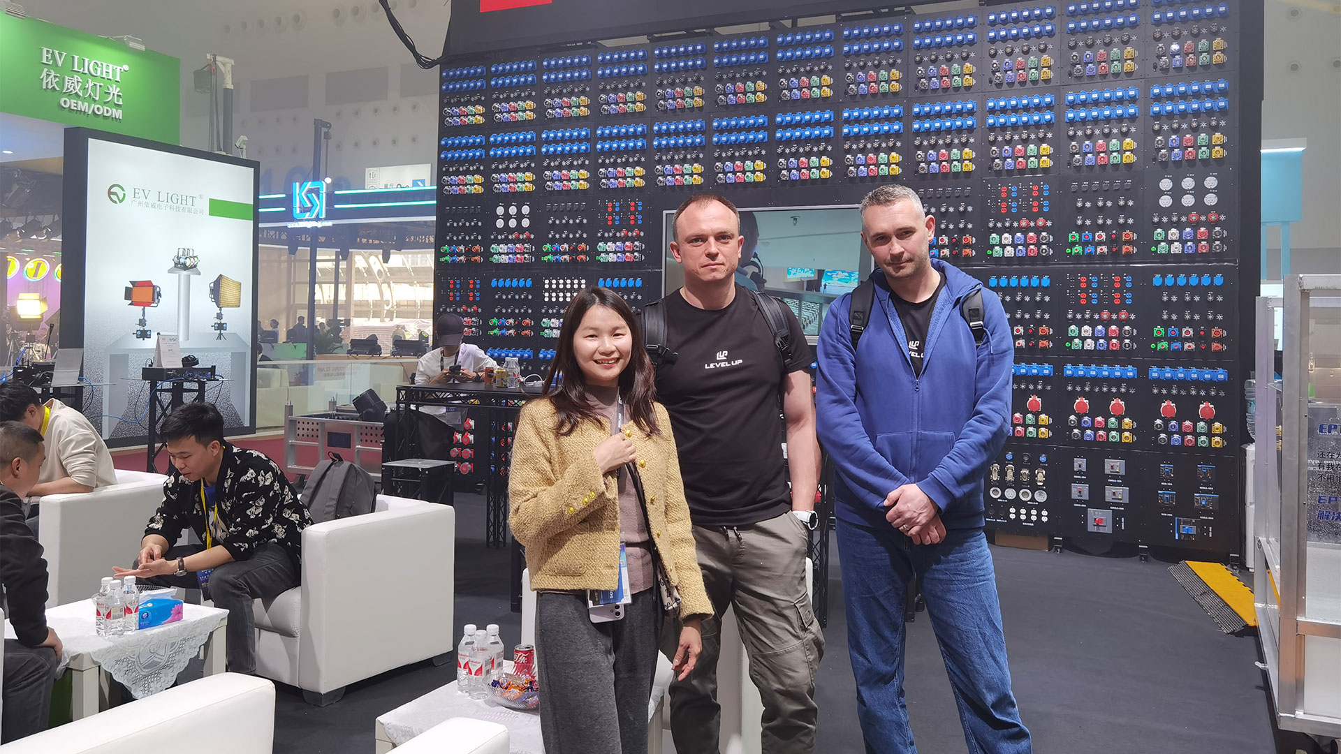 2025-Guangzhou-GETshow-group-photo-with-Russian-customers 2025-Guangzhou-GETshow-group-photo-with-Russian-customers