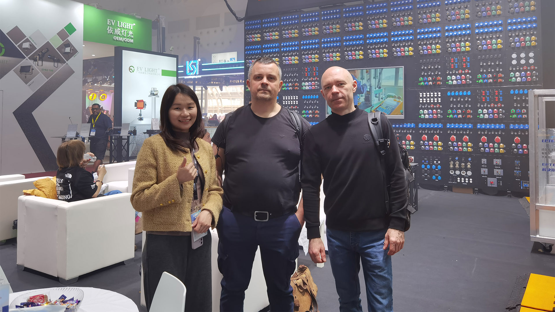 2025-Guangzhou-GETshow-took-a-group-photo-with-a-Russian-customer 2025-Guangzhou-GETshow-took-a-group-photo-with-a-Russian-customer