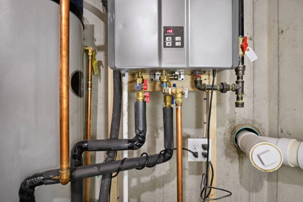 Tankless-water-heater-installation-with-copper-pipes-and-insulation-in-a-basement. - FUNAS Tankless water heater installation with copper pipes and insulation in a basement. - FUNAS