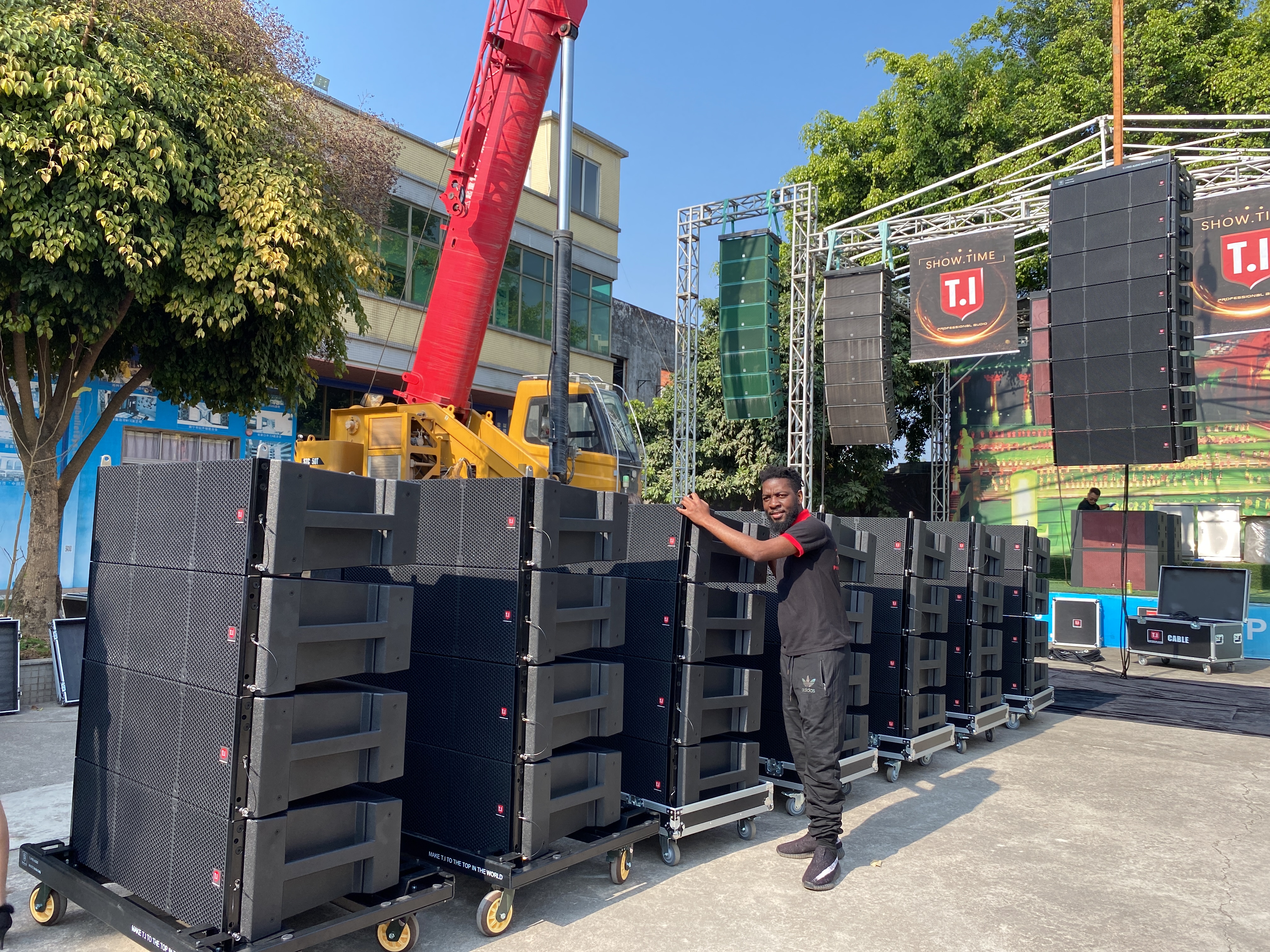 MAX212 T.I Pro Audio high quality dual 12-inch 3-way powered line array speaker system speakers for sale.