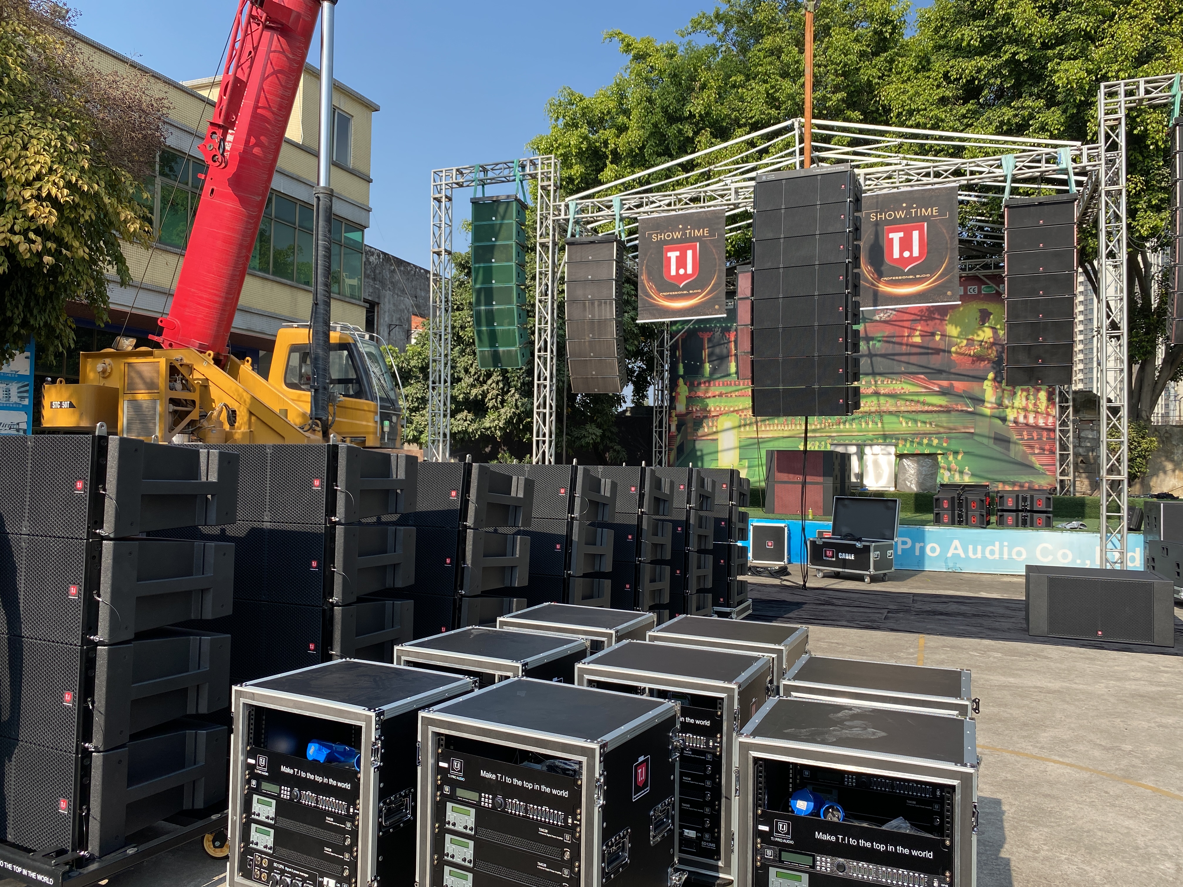 MAX212 T.I Pro Audio high quality dual 12-inch 3-way powered line array speaker system speakers for sale.