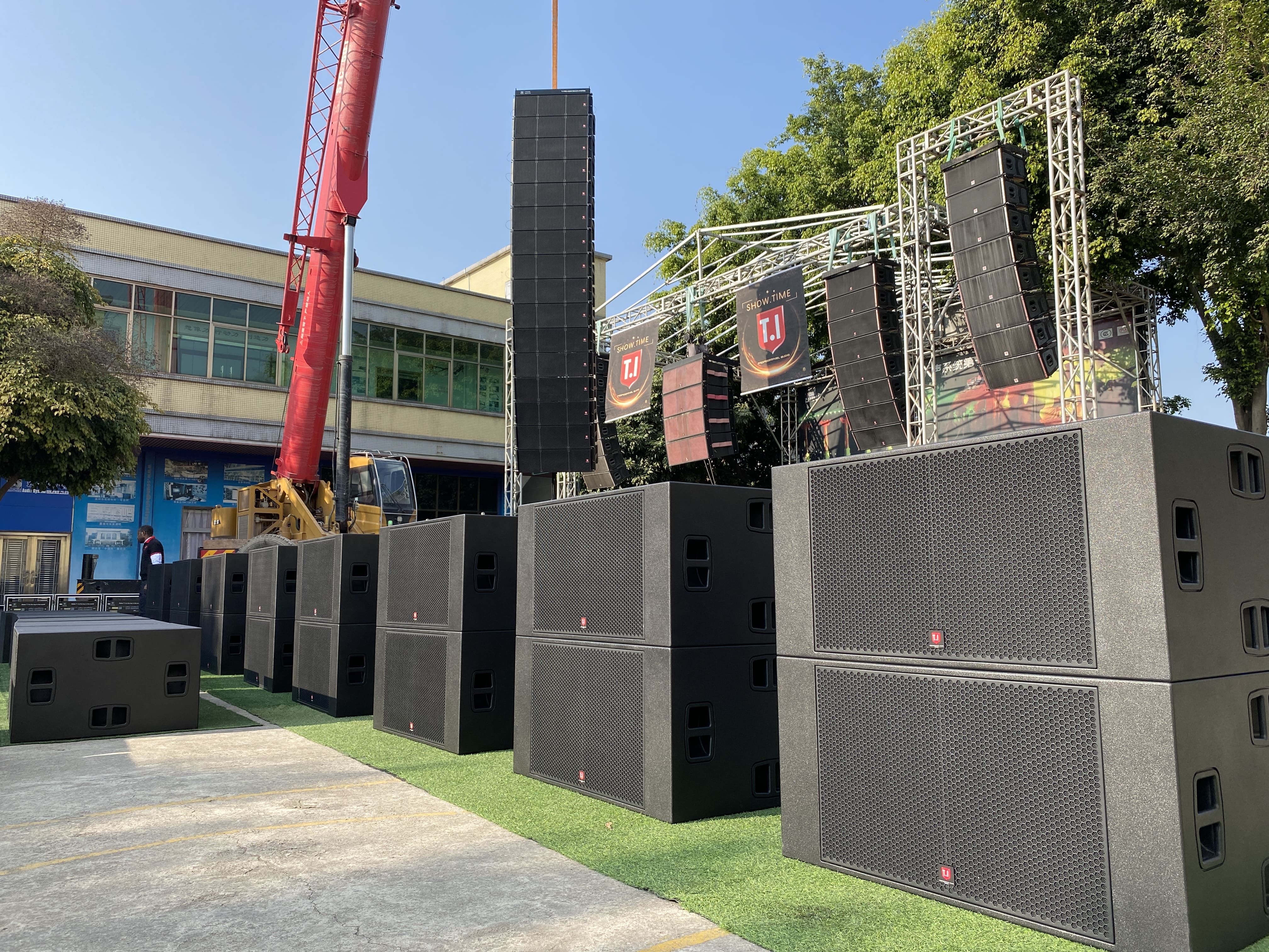 T.I. Pro Audio MAX218S Line Array stands out as an exceptional choice for large-scale outdoor events and concerts,