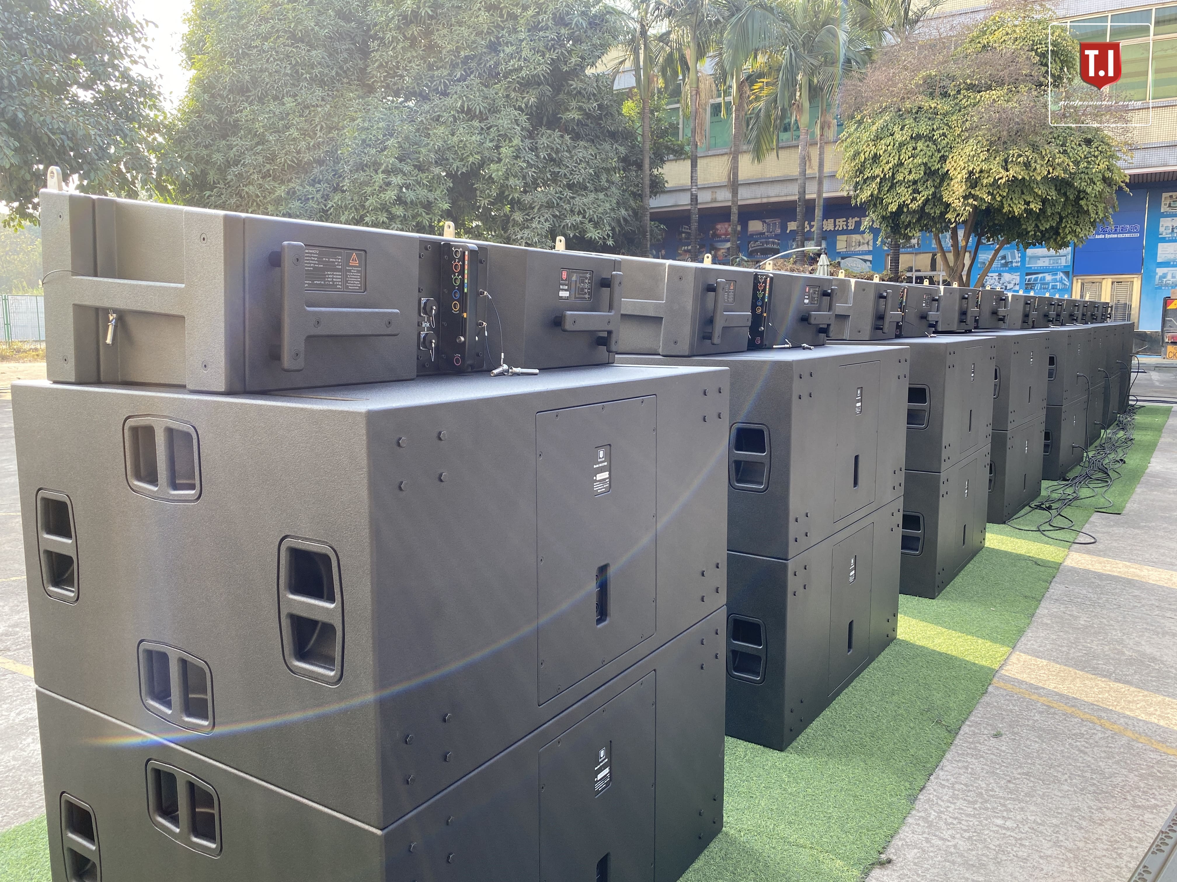 T.I. Pro Audio MAX218S Line Array stands out as an exceptional choice for large-scale outdoor events and concerts,