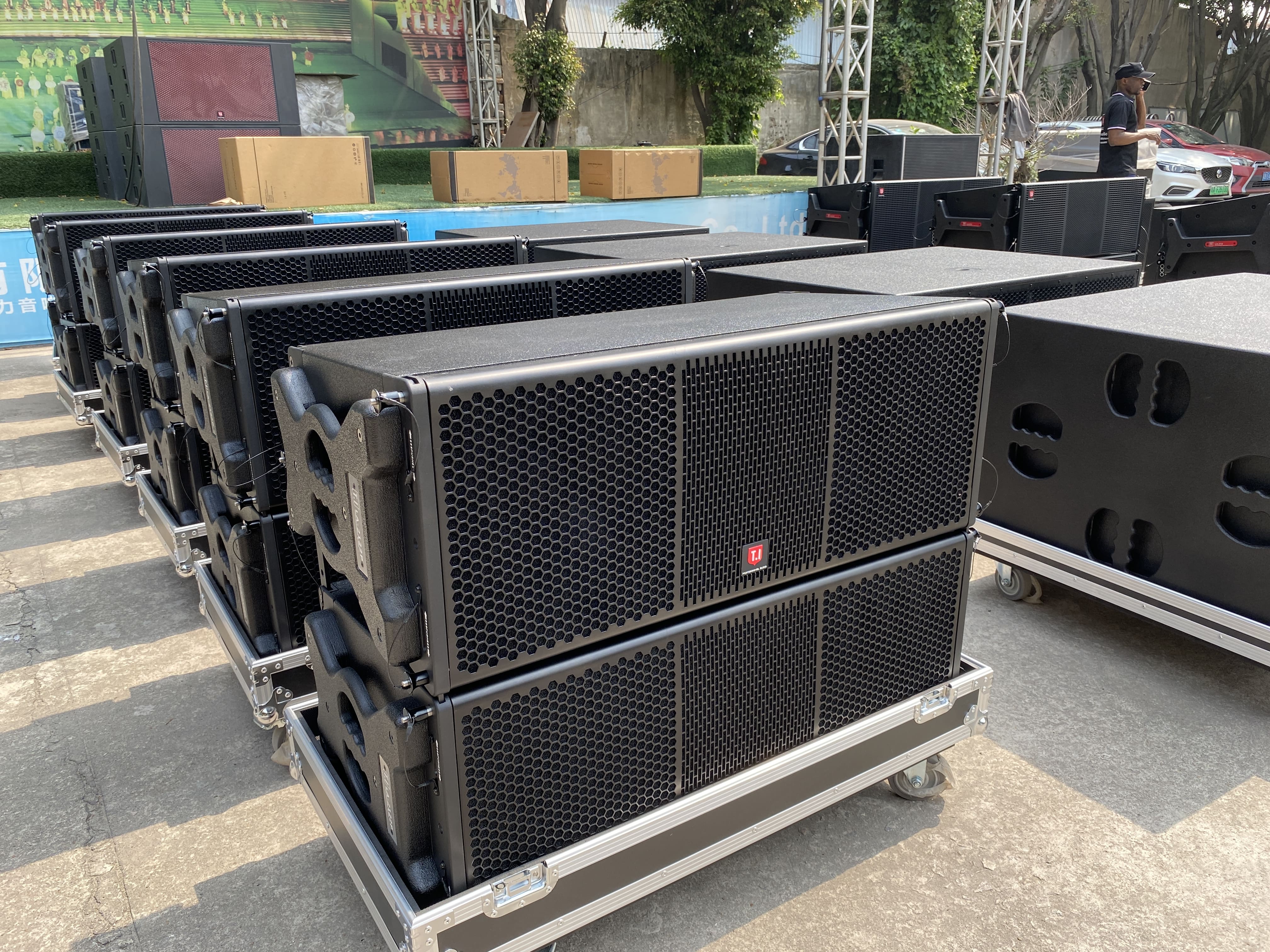 Subverting your perception! LA-2122 dual 12-inch line array the ultimate acoustic weapon that conquers all scenarios with just one box!