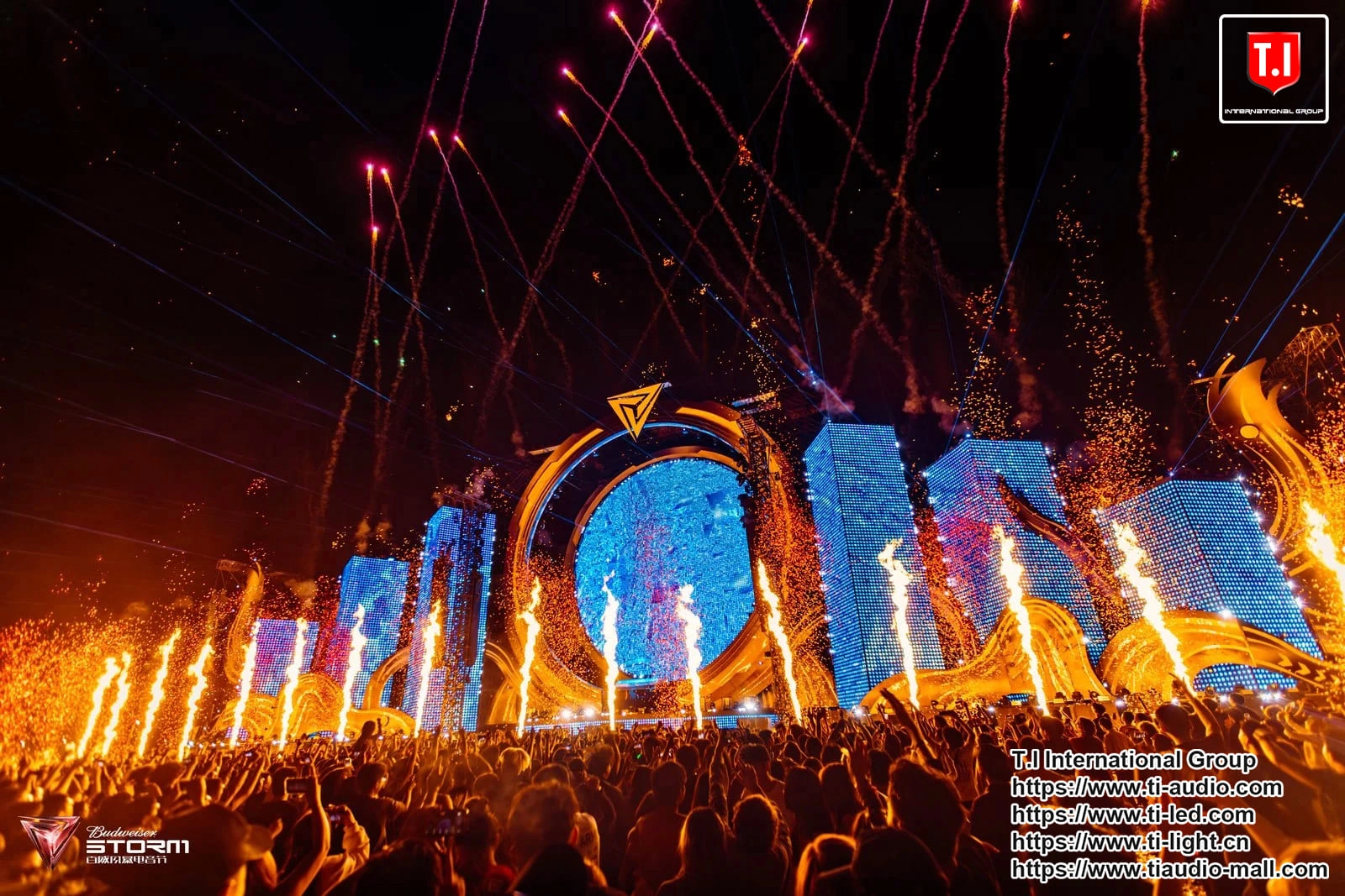 Step into T.i Audio’s world of TI large-scale stage design and discover the power of our High Quality linearraysystem.
