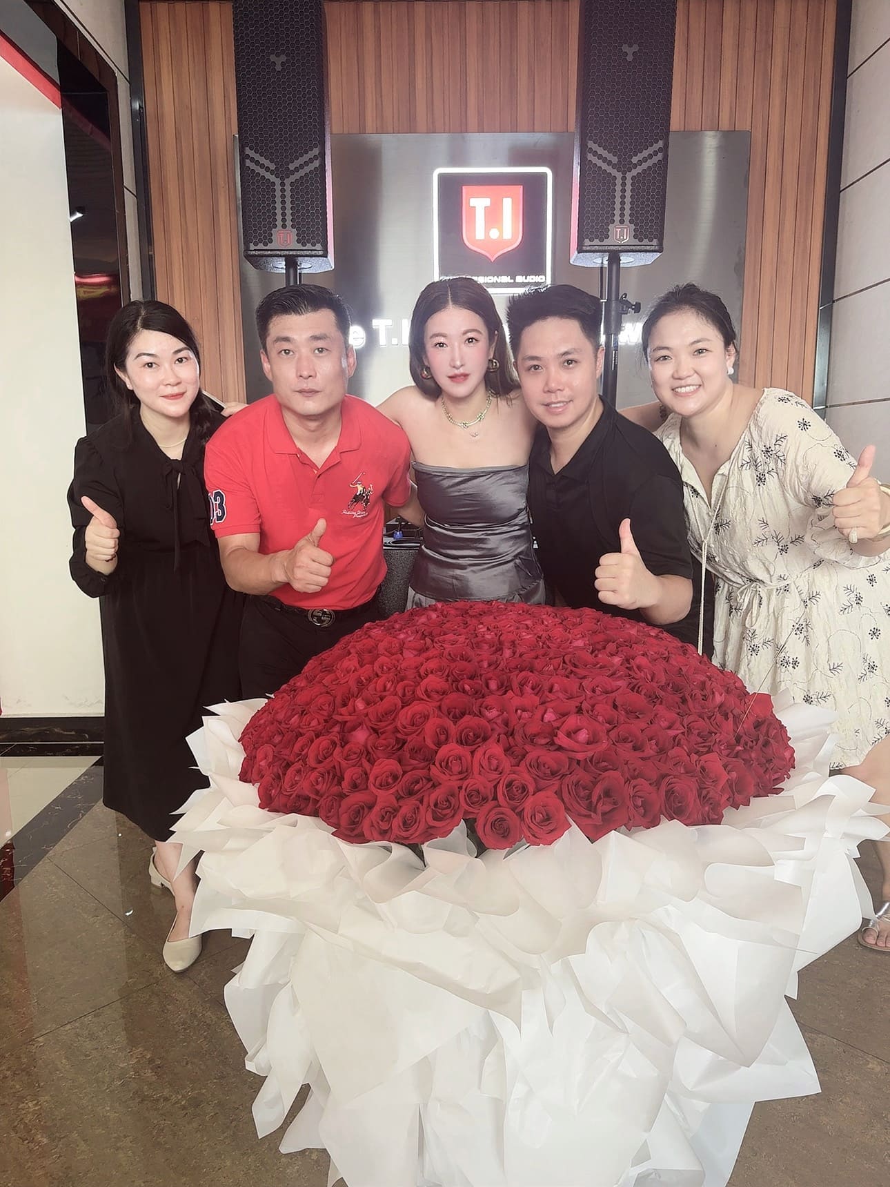 Today is a celebrate day in T.I,work hard and play hard.
Reward by your great result, life is so cool being together