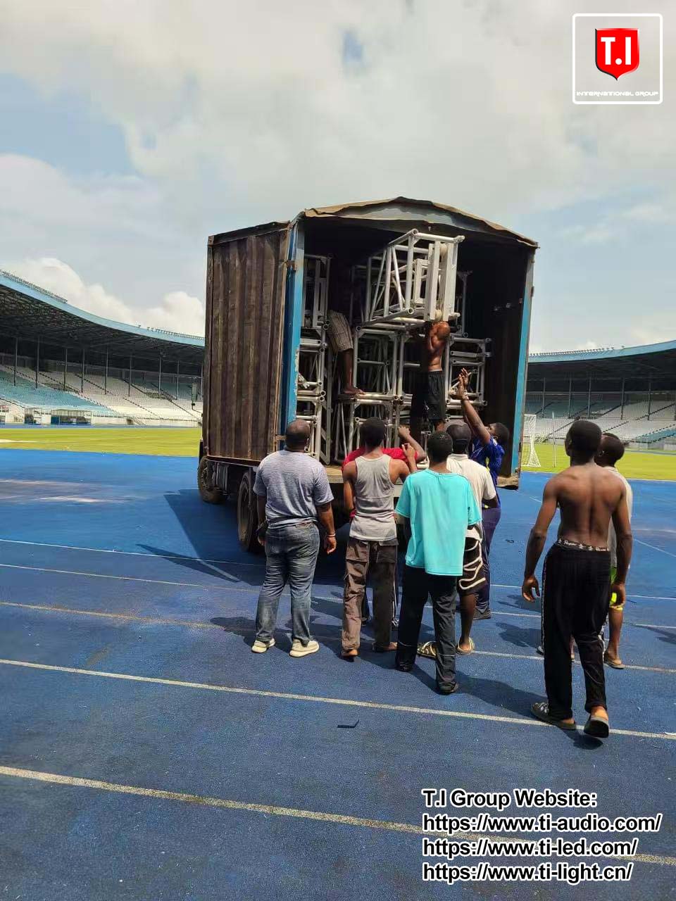 88 pieces LA-212 line array + lighting +stage trus (6)