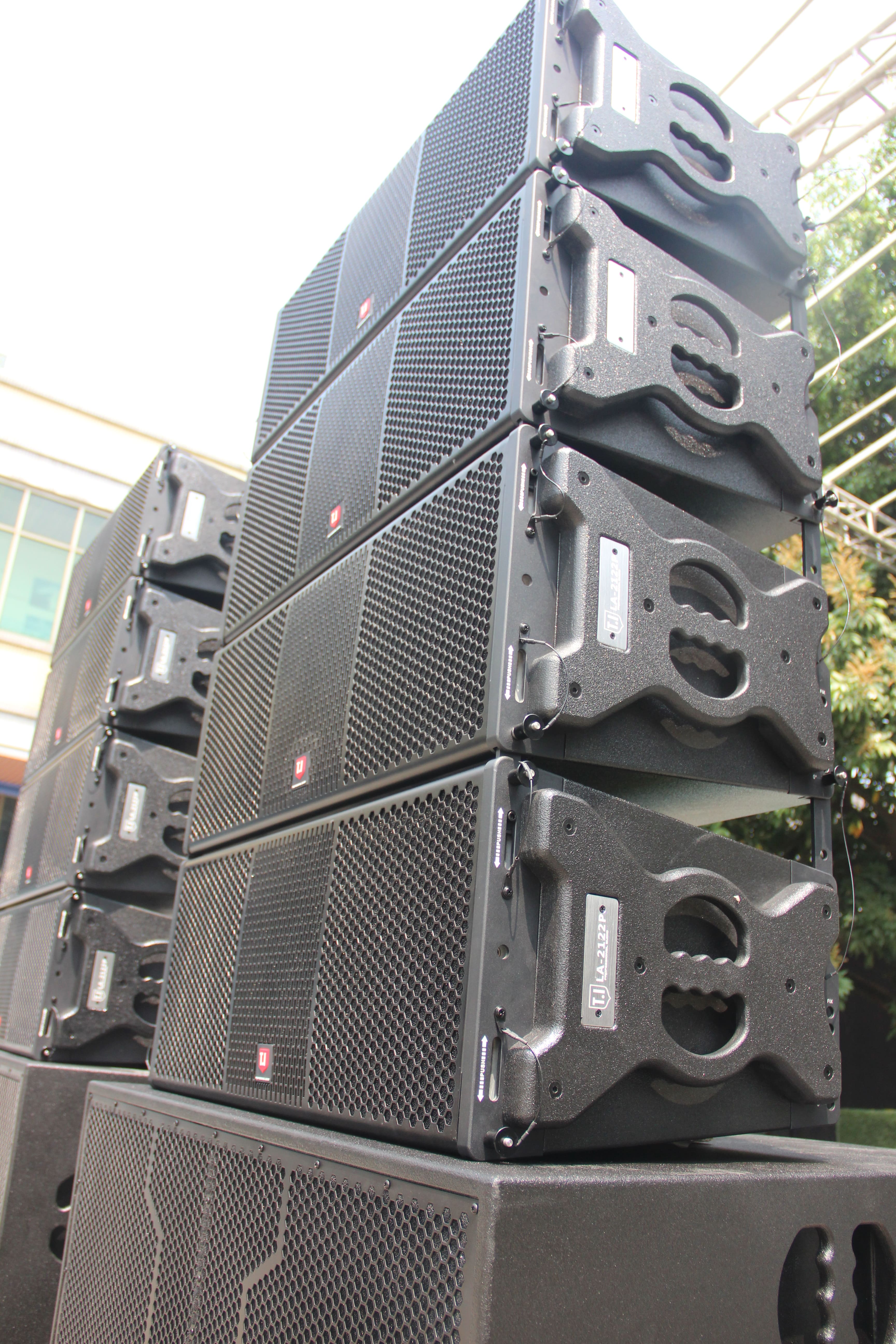 Subverting your perception! LA-2122 dual 12-inch line array the ultimate acoustic weapon that conquers all scenarios with just one box!
