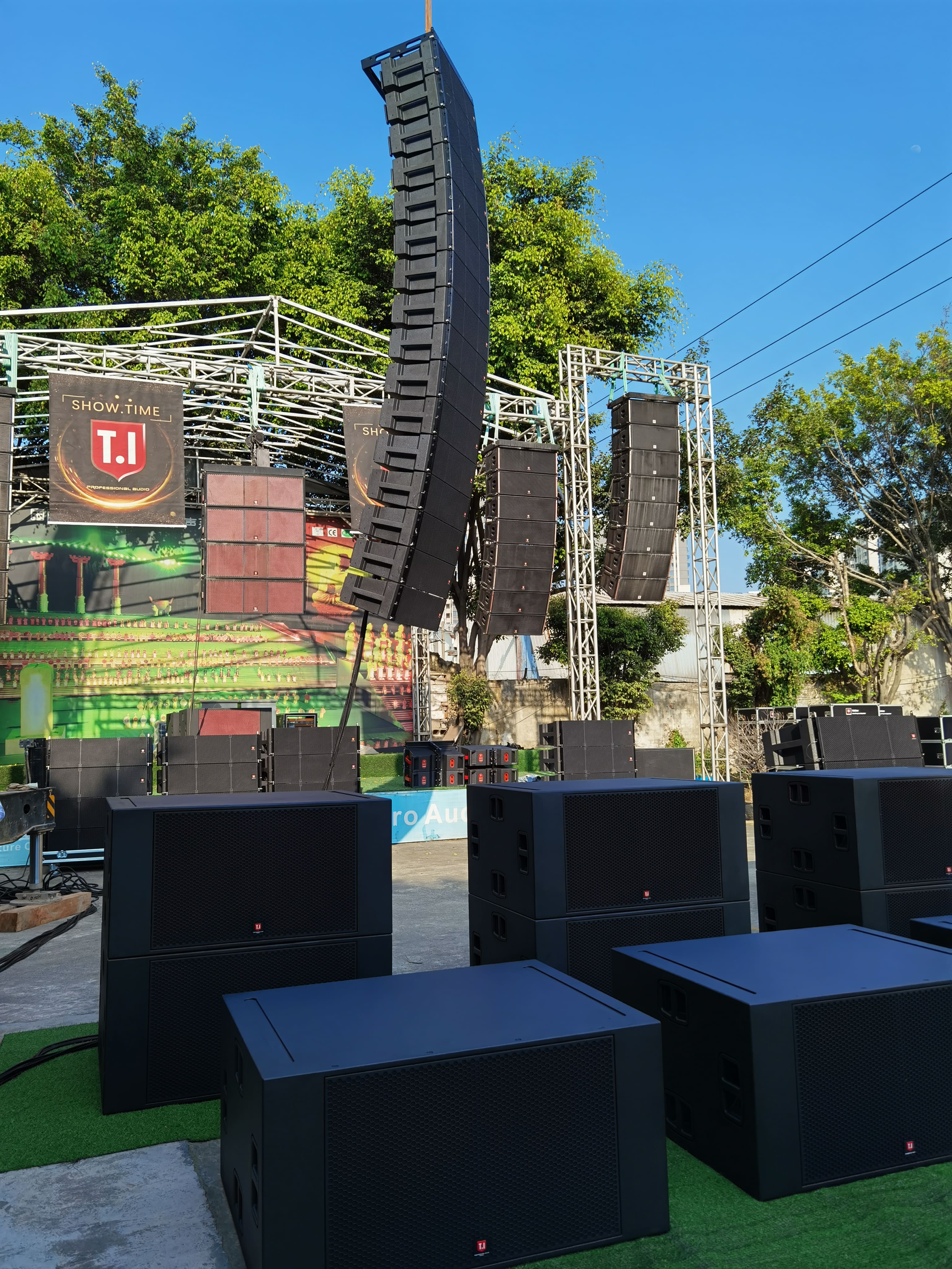 T.I. Pro Audio MAX218S Line Array stands out as an exceptional choice for large-scale outdoor events and concerts,