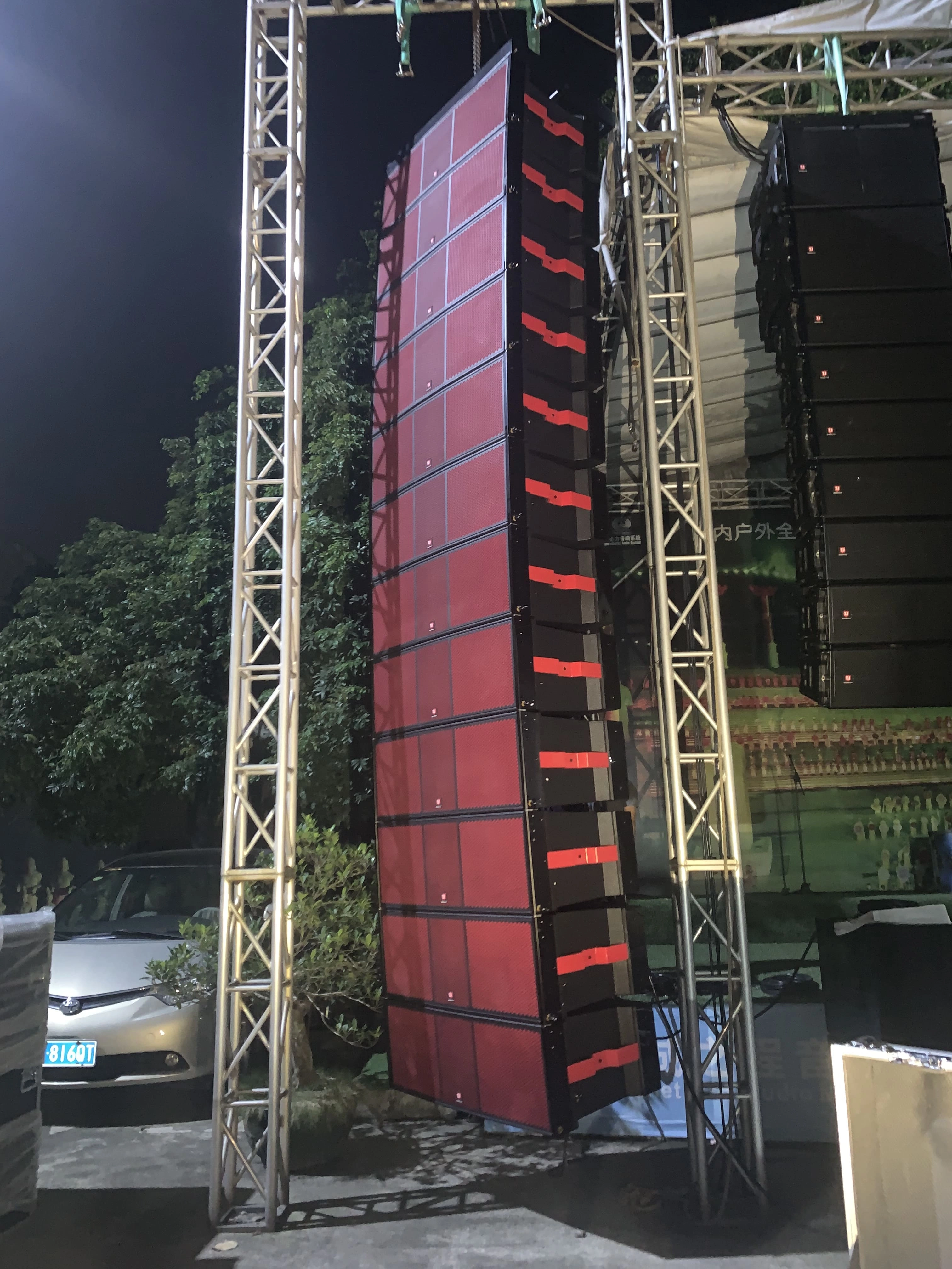 MAX215 is a victory line array speaker flag planted in the midst of wind and rain