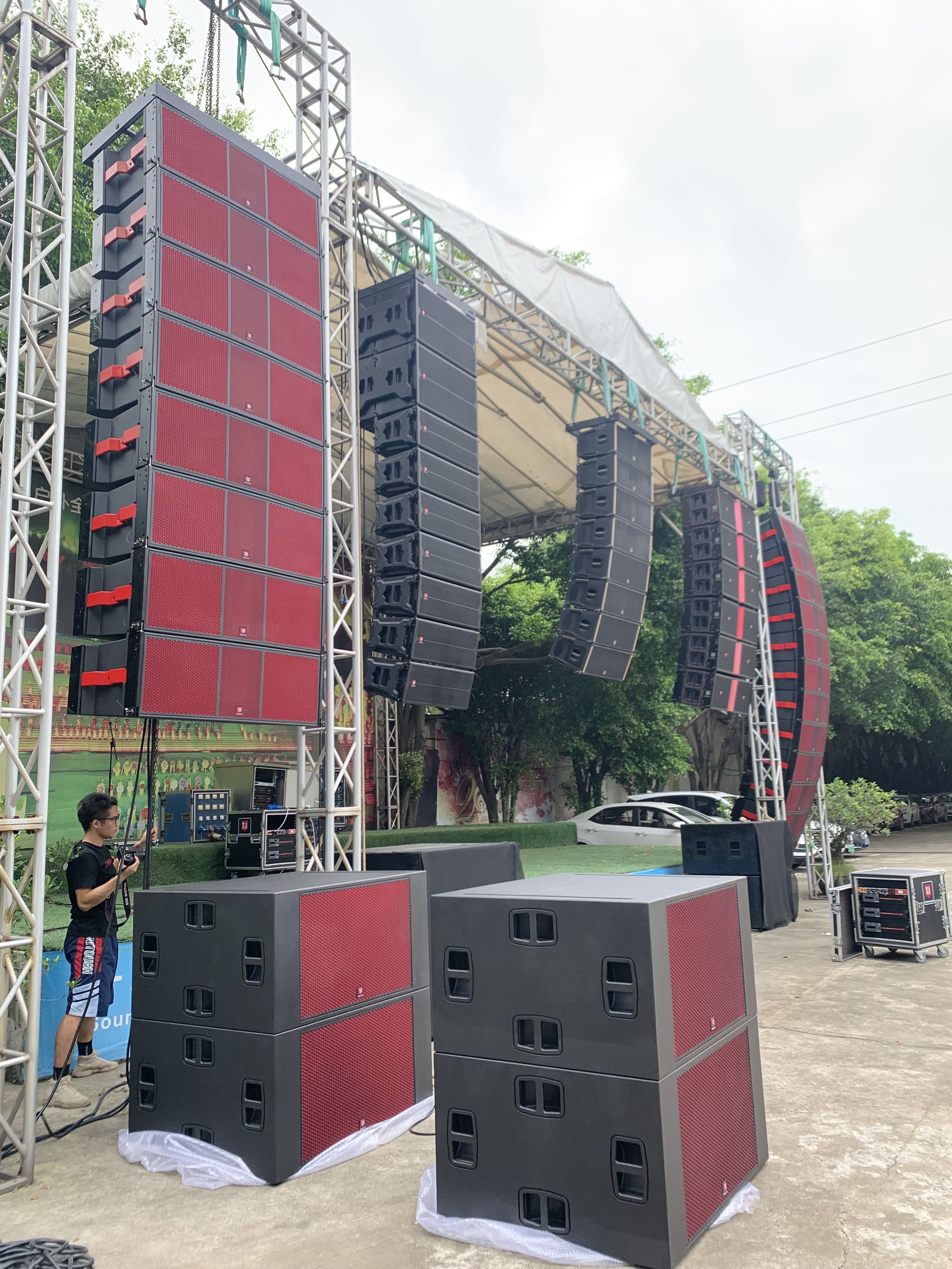MAX215 is a victory line array speaker flag planted in the midst of wind and rain