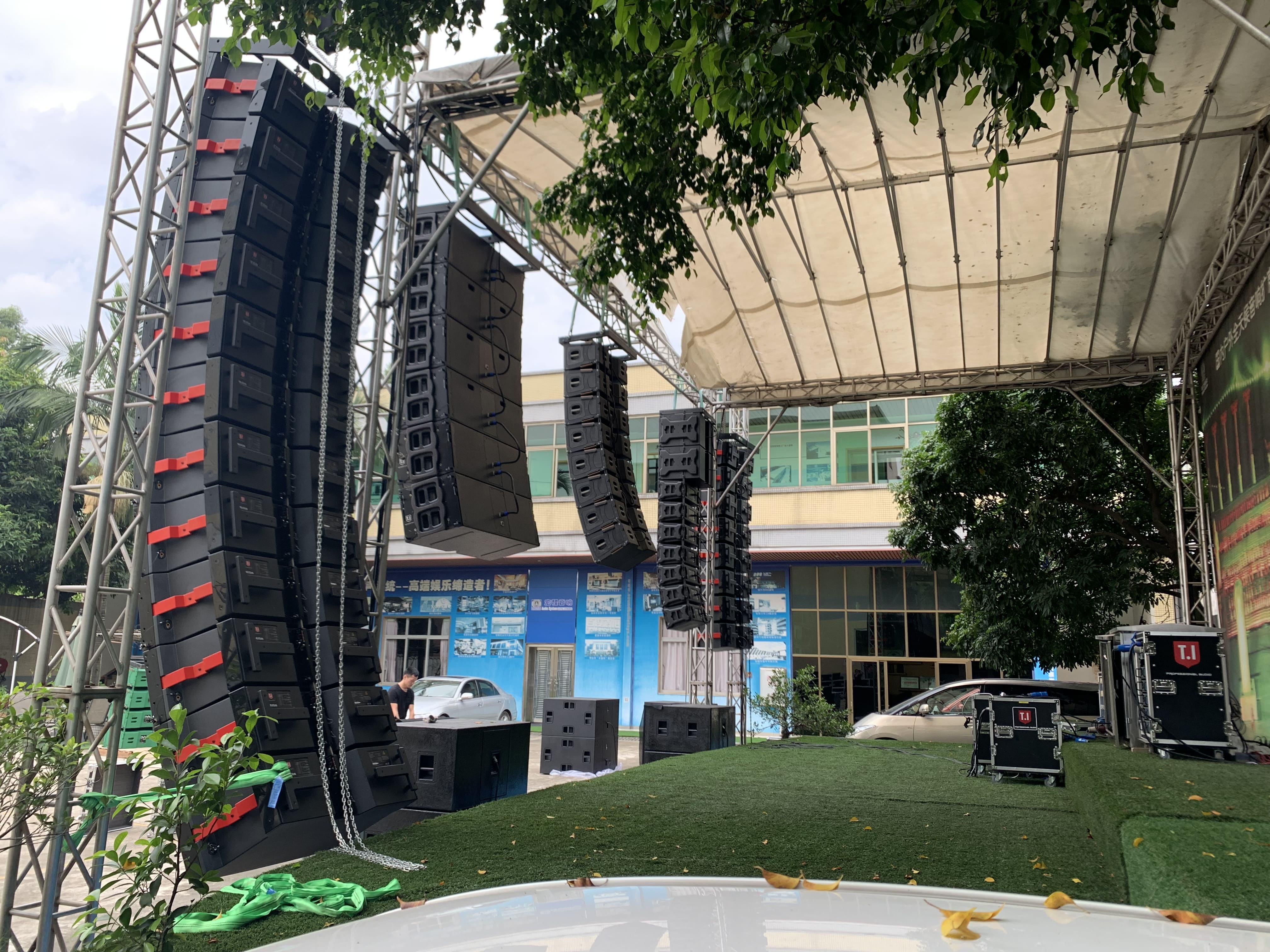 MAX215 is a victory line array speaker flag planted in the midst of wind and rain