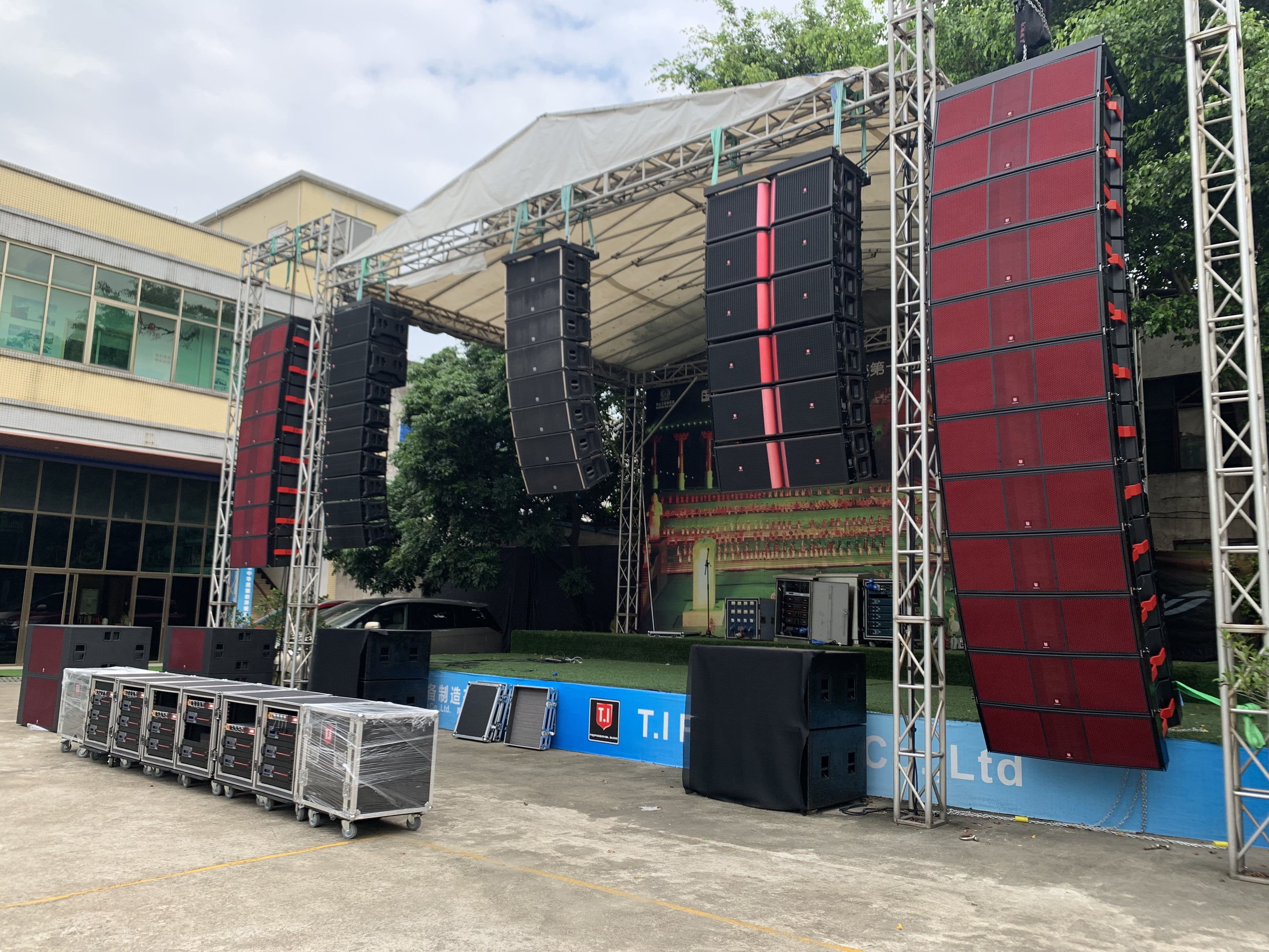 MAX215 is a victory line array speaker flag planted in the midst of wind and rain