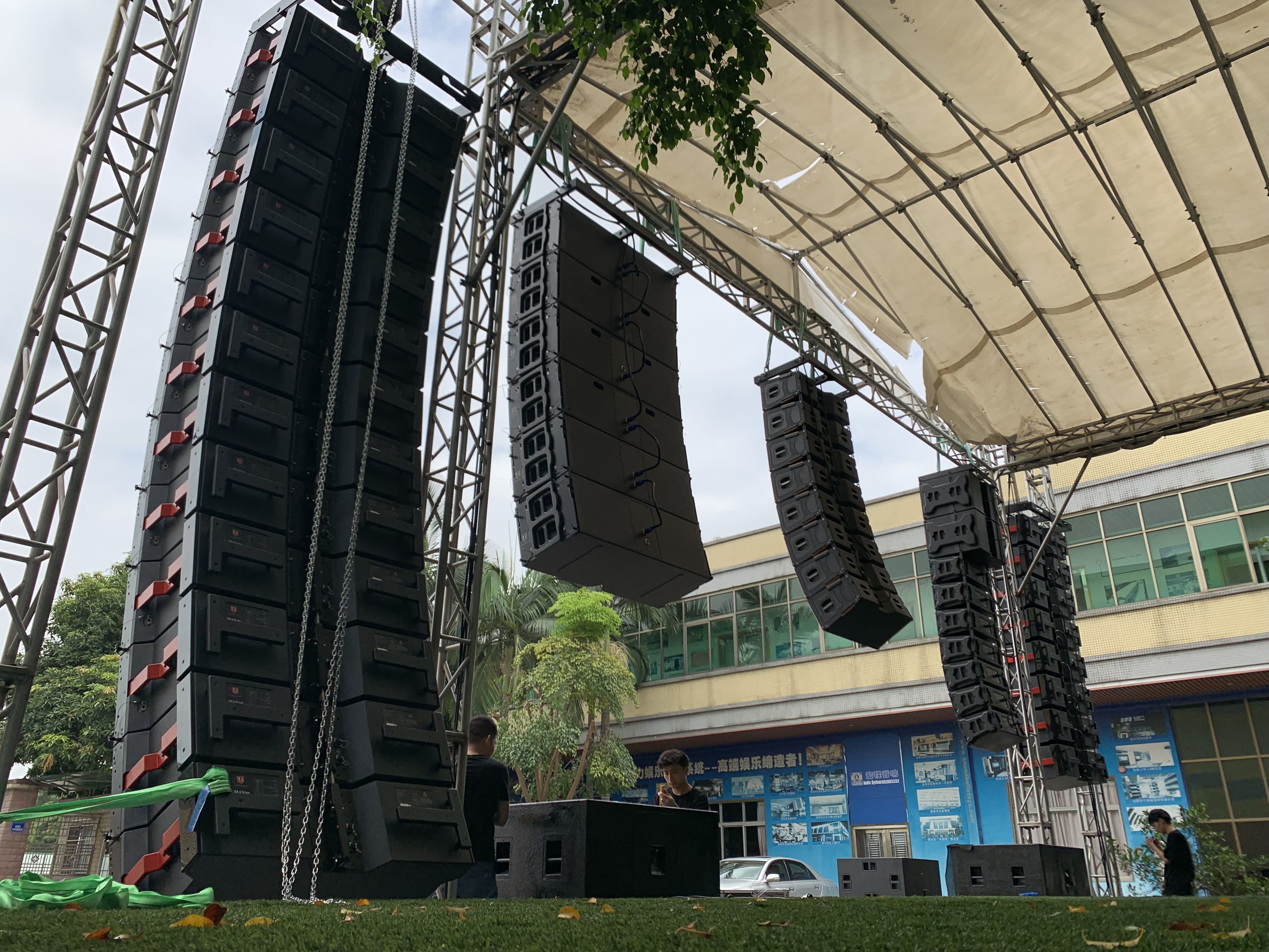 MAX215 is a victory line array speaker flag planted in the midst of wind and rain