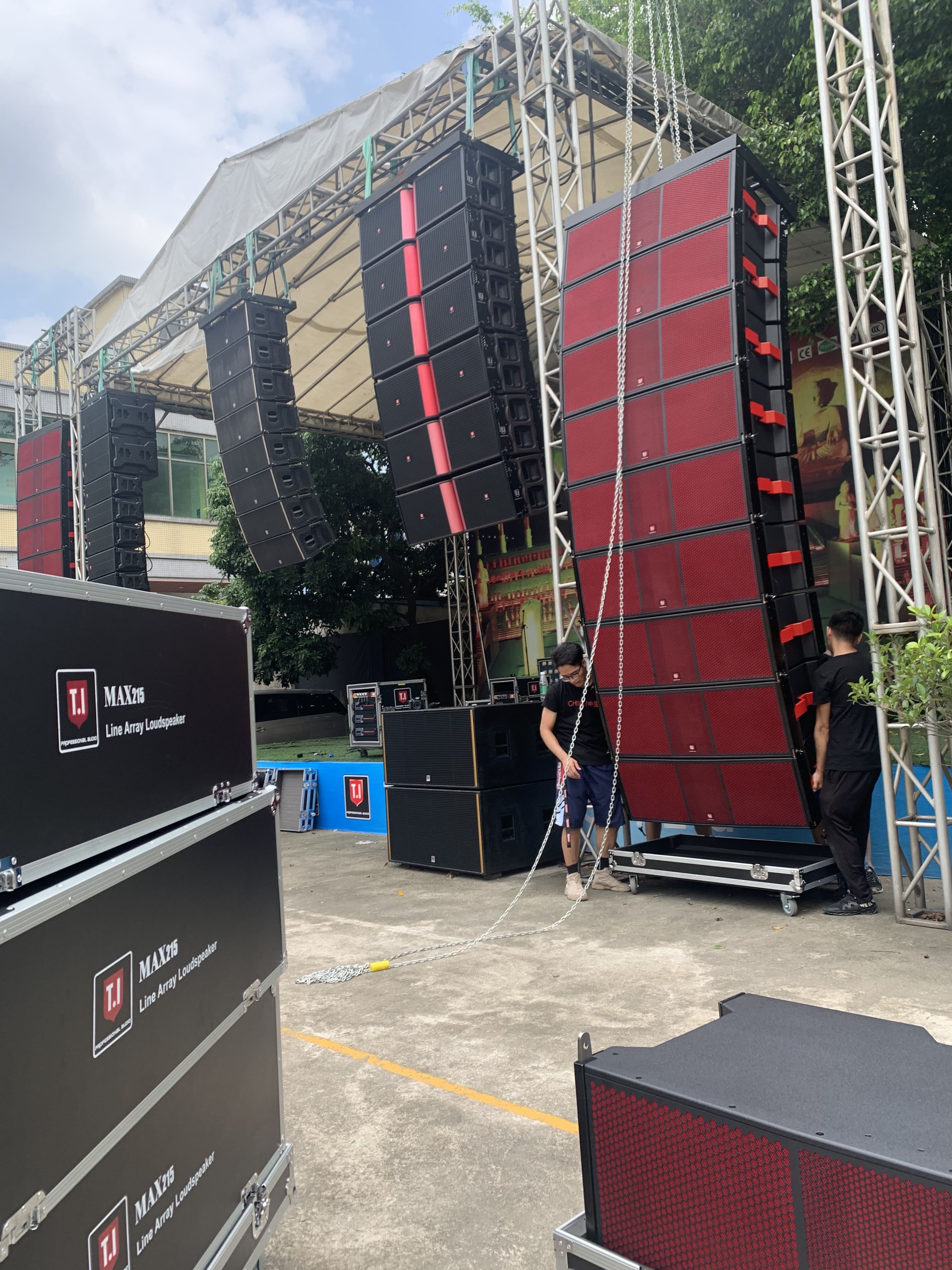 MAX215 is a victory line array speaker flag planted in the midst of wind and rain