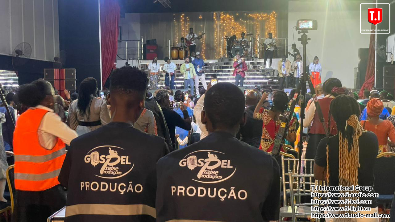T.I Pro-2123 dual 12 inch line array system in show in Angola.1