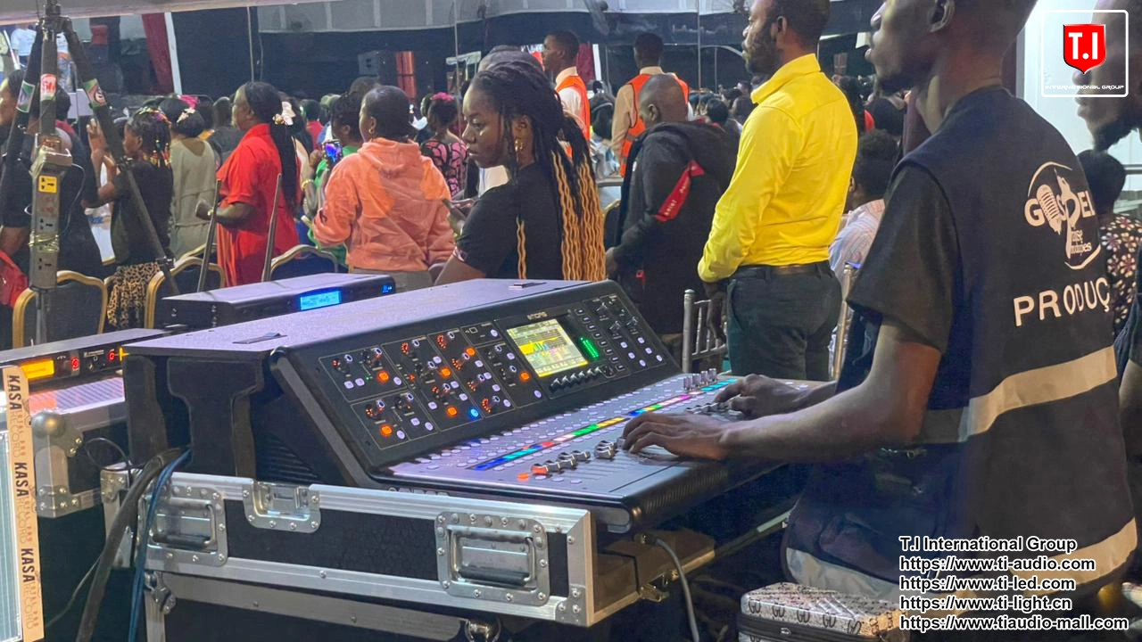 T.I Pro-2123 dual 12 inch line array system in show in Angola.