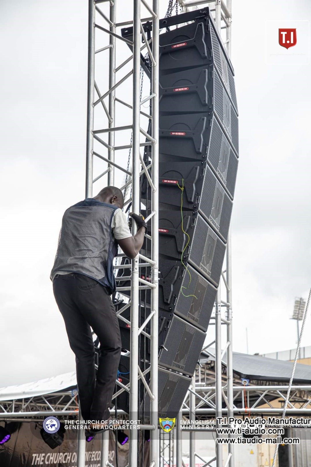 Stage Truck By T.I International Install.
Full Truck with sound,lighting,truss and led fully stage truck solution.